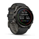 Et Garmin fenix 9 Pro inReach 47 mm multisport-smartur med et Carbon Grey DLC-titaniumhus og et sort og småstensgråt silikonearmbånd viser aktivitetsstatistikker såsom dage, aktiviteter, distance og kalorier på sin runde farveskærm sammen med små ikoner for løb, cykling og svømning.