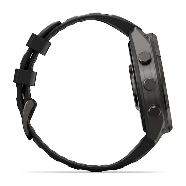Set fra siden: Garmin fenix 9 Pro inReach 47 mm med en kulgrå DLC-titaniumkasse og et sort og småstengråt silikonerem. Det robuste multisport-smartur har to runde trykknapper og en struktureret rem. Selvom urskiven ikke er synlig, signalerer dets robuste design holdbarhed – hvilket gør det perfekt til udendørs eventyr eller sportsaktiviteter.