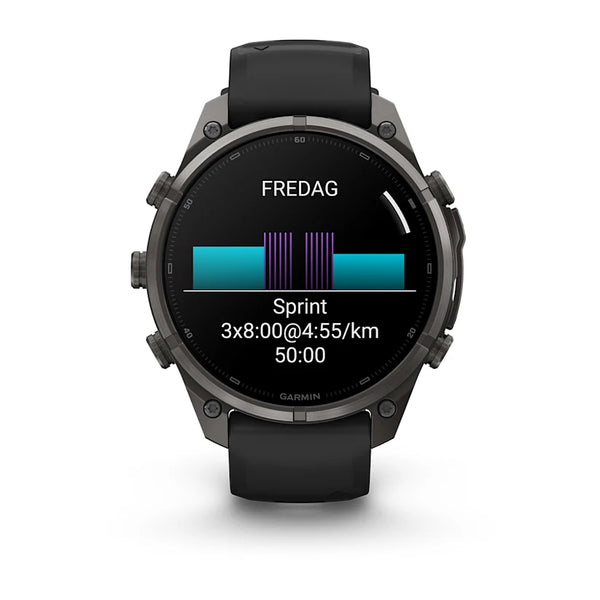 Et Garmin fenix 9 Pro inReach 47 mm smartwatch i Carbon Grey DLC-titanium med et sort/stengråt silikonearmbånd viser en træningsskærm på svensk med teksten »FREDAG«, sprintintervaller og tempooplysninger – 3x8:00@4:55/km 50:00. Der vises søjler og tekst på det runde farvedisplay, og der ses fire sideknapper.