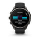 Et Garmin fenix 9 Pro inReach 47 mm smartwatch i Carbon Grey DLC-titanium med et sort/stengråt silikonearmbånd viser en træningsskærm på svensk med teksten »FREDAG«, sprintintervaller og tempooplysninger – 3x8:00@4:55/km 50:00. Der vises søjler og tekst på det runde farvedisplay, og der ses fire sideknapper.