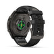 Her ses en Garmin fenix 9 Pro inReach 47 mm i Carbon Grey DLC-titanium med en sort/pebblegrå silikonerem set bagfra, hvor den optiske pulssensor, der udsender grønt lys, og metalspænden fremhæves.