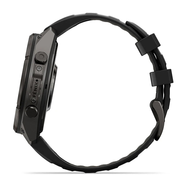 Her er den omskrevne sætning med dine produktoplysninger: Sidebillede af et Garmin fenix 9 Pro inReach 47 mm multisport-smartur i Carbon Grey DLC-titanium med en sort/pebblegrå silikonerem med to fastgørelsesøjer, en rund urskive, to sideknapper og teksten »FENIX« på urkassen, vist på en hvid baggrund.