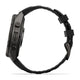 Her er den omskrevne sætning med dine produktoplysninger: Sidebillede af et Garmin fenix 9 Pro inReach 47 mm multisport-smartur i Carbon Grey DLC-titanium med en sort/pebblegrå silikonerem med to fastgørelsesøjer, en rund urskive, to sideknapper og teksten »FENIX« på urkassen, vist på en hvid baggrund.