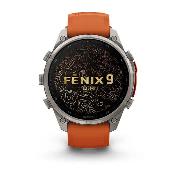 Et Garmin fenix 9 Pro inReach 47 mm multisport-smartur med titaniumkasse, silikonerem i farverne »autumn orange« og »spark orange« samt en sølvfarvet ramme. På skærmen vises teksten »FENIX 9 PRO« på et kort med konturlinjer. Uret er afbilledet stående på en hvid baggrund.