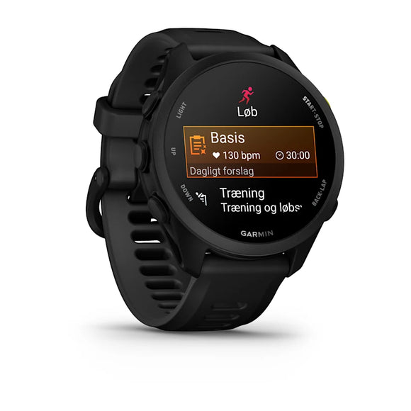 Garmin Forerunner 70 i sort viser en dansk løbeaktivitetsskærm med grundlæggende træningstips, pulsmåling og et pulsmål på 130 bpm i 30 minutter. Det har et rundt ansigt og en silikonerem.