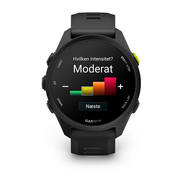 En Garmin Forerunner 70 i sort viser et dansk søjlediagram mærket "Moderat", beder om valg af intensitetsniveau og har en grøn "Næste"-knap nedenunder til pulsmåling.