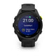 Garmin Forerunner 70, Black, viser klokken 21:00 med fuldt batteri, viser "Godaften!" og pulsmåling og angiver den næste alarm kl. 6:30 på en baggrund af en stjerneklar nattehimmel.