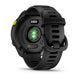 Et nærbillede af bagsiden af den sorte Garmin Forerunner 70 viser sensorlys og en opladningsport på kabinettet samt en silikonestrop, der er ideel til pulsmåling under træning.