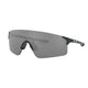 Et par Oakley EVZero Blades unisex sportssolbriller i mat sort med Prizm Black-linser - ideelle til løbetræning. Oakley-logoet er vist på den ene arm.