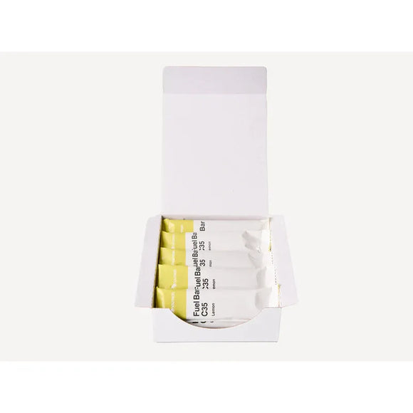 En åben hvid æske med Noutron Fuel Bar Lemon Kasse (12 stk.) med flere individuelt indpakkede gule og hvide barer, teksten er delvist synlig på emballagen, set ovenfra på en hvid baggrund.