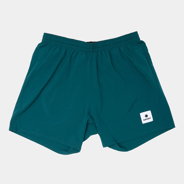 Et par grønne Saysky Pace Shorts 5'' til mænd med elastisk linning og et lille hvidt mærke med en stjerne og "Satisfy" på venstre ben, fremstillet af åndbart materiale og vist på en almindelig hvid baggrund.