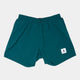 Et par grønne Saysky Pace Shorts 5'' til mænd med elastisk linning og et lille hvidt mærke med en stjerne og "Satisfy" på venstre ben, fremstillet af åndbart materiale og vist på en almindelig hvid baggrund.