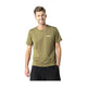 En mand med kort hår, der smiler med den ene hånd i lommen, er iført LiiteGuard Ground-Tech T-shirt til mænd i Dusty Green og står på en hvid baggrund med sorte shorts.