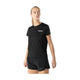 En kvinde iført LiiteGuard Ground-Tech T-shirt, Dame, i sort står og kigger lidt til højre mod en hvid baggrund. T-shirten har et lille hvidt logo på brystet og er sat sammen med sorte sportsshorts.