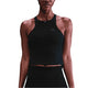 En person iført en ærmeløs Nike Outdoor Bra Tank i Black/Summit White, fotograferet fra skuldre til hofter mod en hvid baggrund.