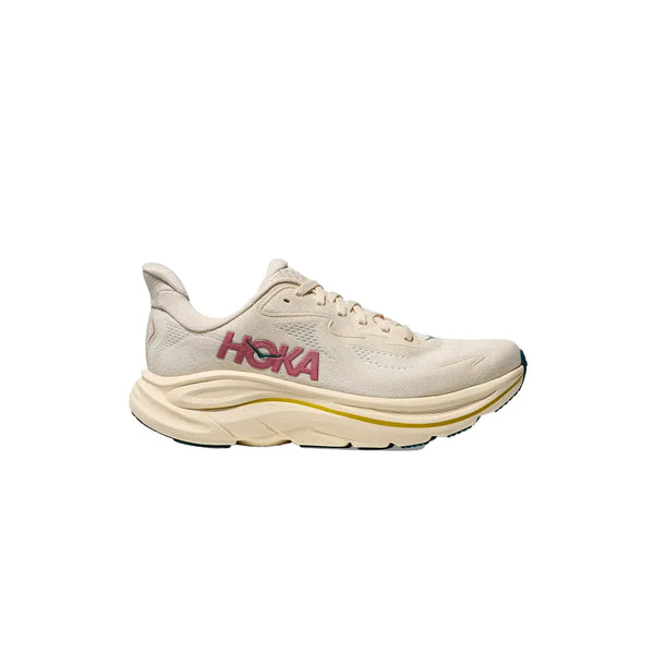 Hoka Clifton 10 Dame løbesko i Birch/Alabaster har en tyk støddæmpende sål og pink-rødt HOKA-logo på siden, vist mod en almindelig hvid baggrund.