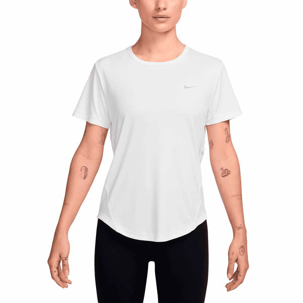 En person iført Nike Dri-FIT Short-Sleeve Running Top i White/Reflective Silver og sorte bukser ser fremad med afslappede arme, der afslører tatoveringer. Baggrunden er hvid.