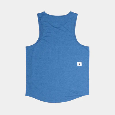 Saysky Logo Combat Pro Singlet, Herre, Blå er vist liggende med bagsiden opad på en lysegrå baggrund. Et lille hvidt mærke med en sort stjerne er nær den nederste højre kant. Ideel som hurtigtørrende træningstøj.