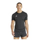 En mand ser frem for sig i et almindeligt hvidt miljø, iført Adidas Adizero E Tee til mænd i sort - korte ærmer med et lille hvidt logo på venstre bryst - sammen med sorte sportsshorts.