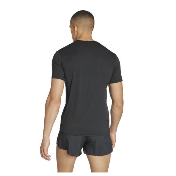 En person ses bagfra iført Adidas Adizero E Tee til mænd i sort på en almindelig hvid baggrund.