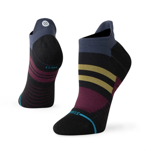 To Stance So Sporty Light Tab Dame-strømper i sort med flerfarvede striber i bordeaux, sennepsgul, blå og blågrøn vises - en opretstående, der viser hælen, og en lagt fladt for at fremhæve toppen og tåen for en streetwear-stemning.