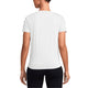 En kvinde kigger væk fra kameraet i en Nike Dri-Fit Short-Sleeve Top, Dame, White/Black, sammen med sorte bukser. Baggrunden er helt hvid.