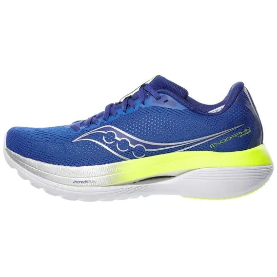 Saucony Endorphin Trainer, Herre, Lapis/Citron er en blå træningssko med hvid sål og gul hæl, der har et sølvfarvet logo og "ENDORPHIN" på siden.