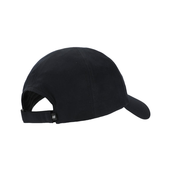 New Balance 6 Panel Performance Hat V 2.0, Unisex, Black er vist bagfra og fra siden, med en buet skygge, justerbar strop med tag ved lukningen - denne åndbar træningskasket vises mod en hvid baggrund.