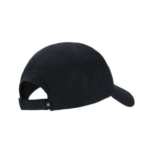 New Balance 6 Panel Performance Hat V 2.0, Unisex, Black er vist bagfra og fra siden, med en buet skygge, justerbar strop med tag ved lukningen - denne åndbar træningskasket vises mod en hvid baggrund.