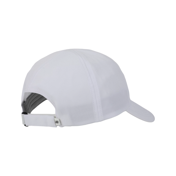 New Balance 6 Panel Performance Hat V 2.0, Unisex, White er vist bagfra med en justerbar rem og buet skygge, lavet af åndbart materiale, på en hvid baggrund.