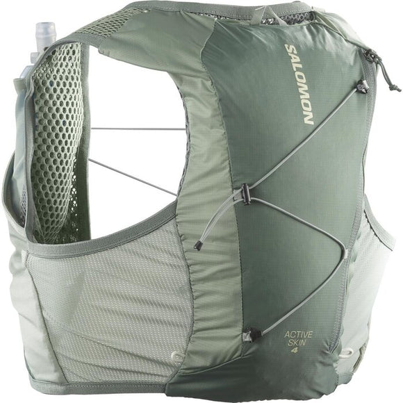 Salomon Active Skin 4 Set løbevest i Laurel Wreath/Lily Pad har SensiFit-teknologi, meshpaneler, justerbare snore, en lynlåslomme, holder til væskeslange og "Salomon" og "Active Skin 4" trykt på forsiden - ideelt til terrænløb.