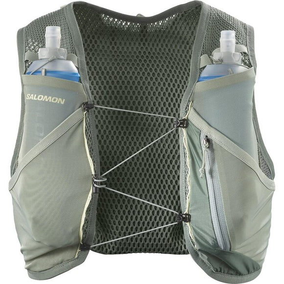 Salomon Active Skin 4 Set løbevest, unisex, i farven Laurel Wreath/Lily Pad har SensiFit teknologi, til frontlommer med soft-flasker, lynlåslomme til højre og justerbare brystsnore. Salomon-logoet vises på venstre lomme.
