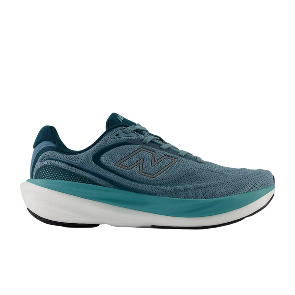 En New Balance Infinion 1080 v15 løbesko herre i Medusa Green/Dark Silver Metallic/Salt Water med overdel i mesh, stort N-logo, hvid mellemsål og sort ydersål er vist i profil mod en almindelig hvid baggrund.