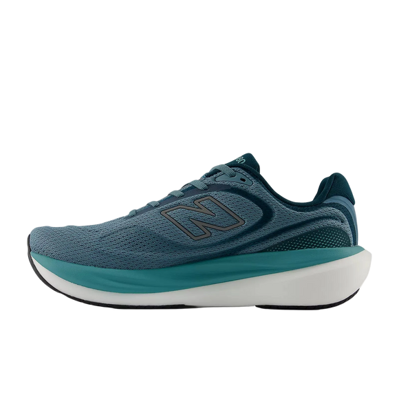 En grøn New Balance Infinion 1080 v15 løbesko til herrer med mesh-overdel, mørk sølvmetallic og blå detaljer, sort sål og ikonisk N-logo vises fra venstre side på hvid baggrund. Perfekt valg som komfort løbesko til herrer.