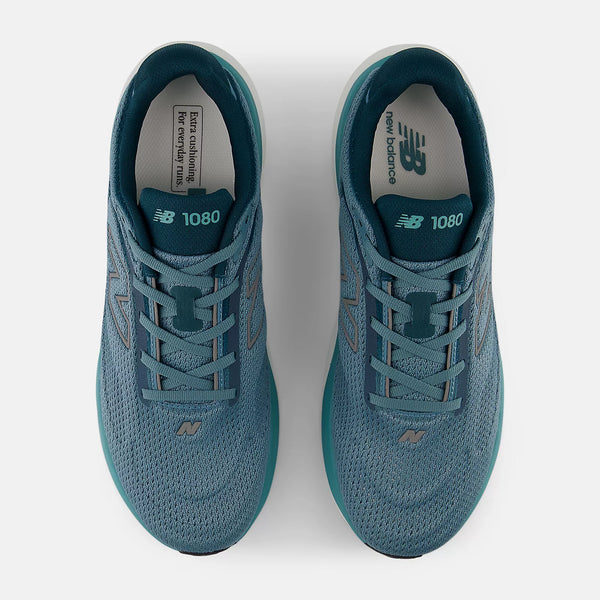 Et par New Balance Infinion 1080 v15 løbesko til herrer i Medusa Green/Dark Silver Metallic/Salt Water, sat fra ovn med snørebånd, mesh-overdel og indersål med New Balance-logo og Fresh Foam X-tekst-perfekt som komfortløbesko.