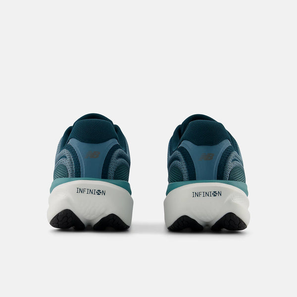Et par New Balance Infinion 1080 v15 herresko i Medusa Green/Dark Silver Metallic/Salt Water, set bagfra med INFINION på hælene og sorte ydersåler - ideelle til dem, der søger komfortable løbesko.