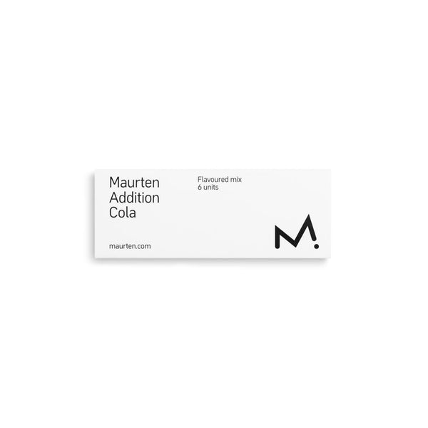 En rektangulær hvid æske mærket "Maurten Addition Cola" har "Flavoured mix 6 units", maurten.com og et stort stiliseret M i hjørnet, der understreger Addition Colas rolle i din energistrategi og mod smagstræthed.