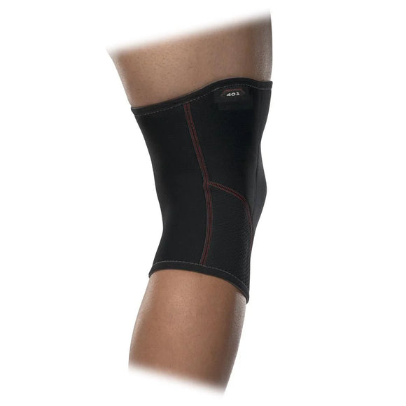 Her ses en persons knæ iført McDavid Knee Support Sleeve Neoprene, Unisex, i sort med røde syninger mod en almindelig hvid baggrund.