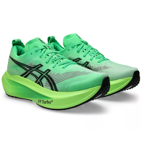 Et par Asics Megablast løbesko, unisex, i Vital Green/Black med sorte såler og snørebånd. Udstyret med FF TURBO²-skum på mellemsålen for maksimal rebound og et strømlinet design.