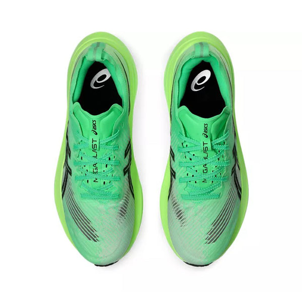 Et par Asics Megablast unisex løbesko i Vital Green/Black, vist ovenfra på en hvid baggrund. De har Asics-logoet på tungen, stiliseret grafik og FF TURBO SQUARED-skum for maksimal rebound.