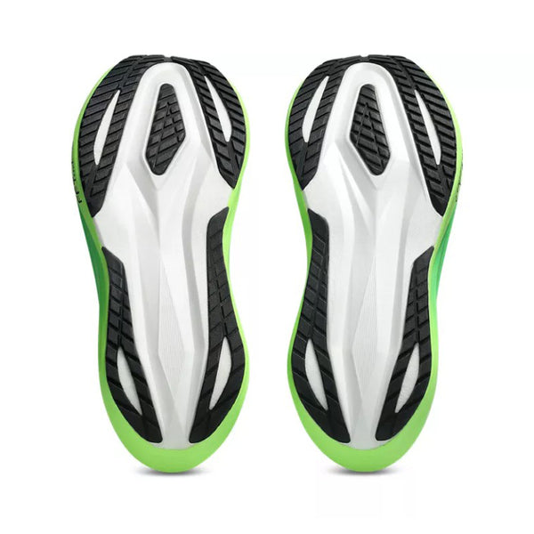 Et par Asics Megablast unisex-såler i Vital Green/Black vises fra bunden med sort slidbane, en hvid midte og lysegrønne kanter - og fremhæver maksimal rebound fra FF TURBO SQUARED-skum på en almindelig hvid baggrund.