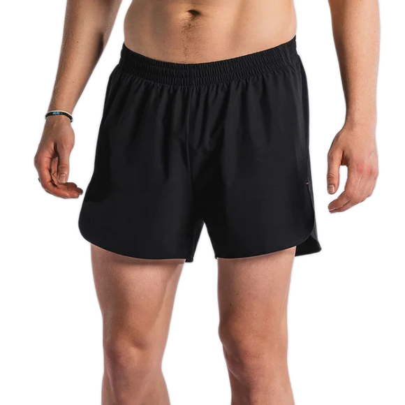 En mand står model til Fusion Run Shorts, Herre, Black på en hvid baggrund. Billedet er beskåret fra brystet til midt på låret for at fremhæve shortsene og den nederste del af overkroppen.