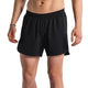 En mand står model til Fusion Run Shorts, Herre, Black på en hvid baggrund. Billedet er beskåret fra brystet til midt på låret for at fremhæve shortsene og den nederste del af overkroppen.
