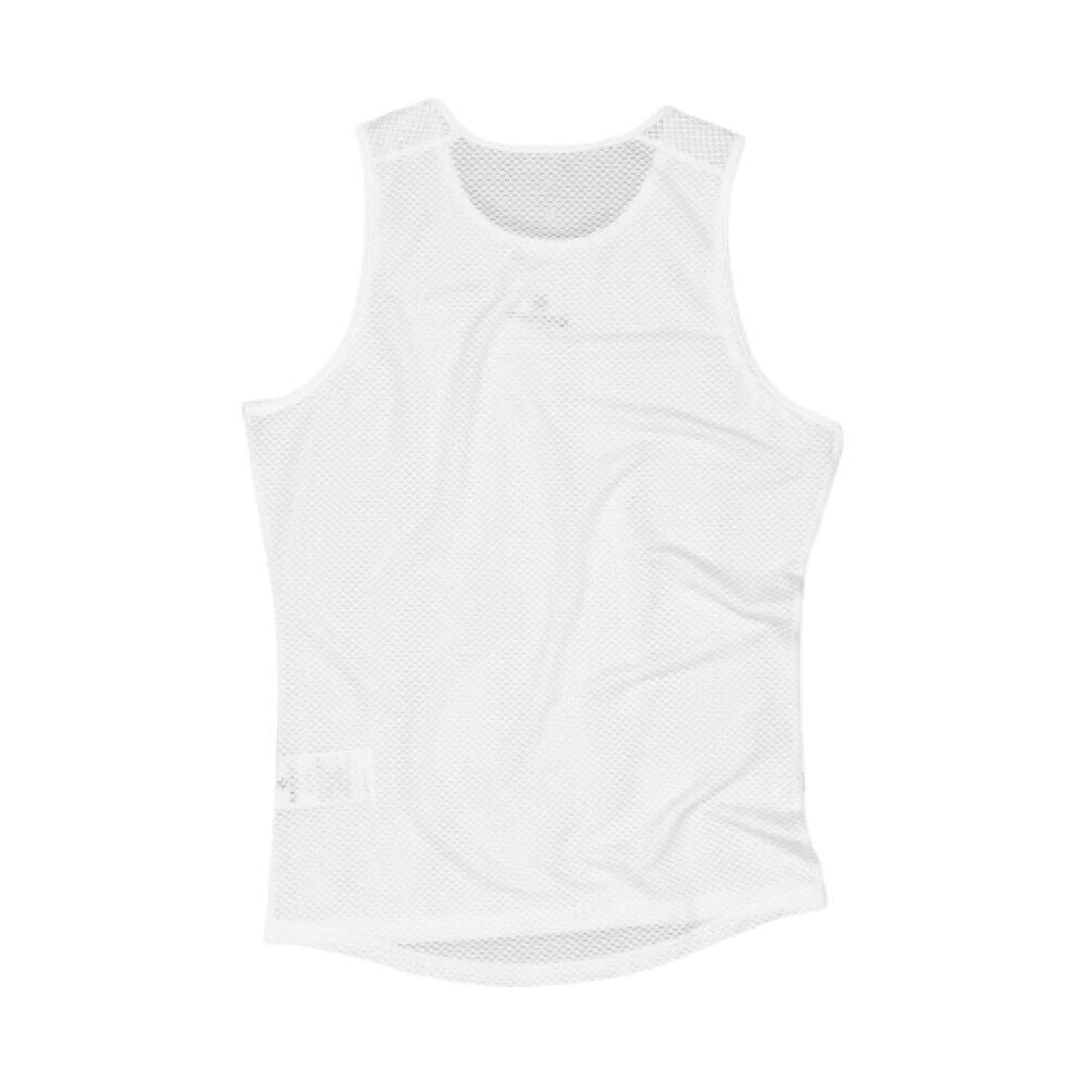 Saysky Mesh Base Layer Singlet, Herre, White er en ærmeløs mesh-tank med et diskret gittermønster, åndbart materiale og et lille mærke forneden. Her vist fladt på en hvid baggrund.