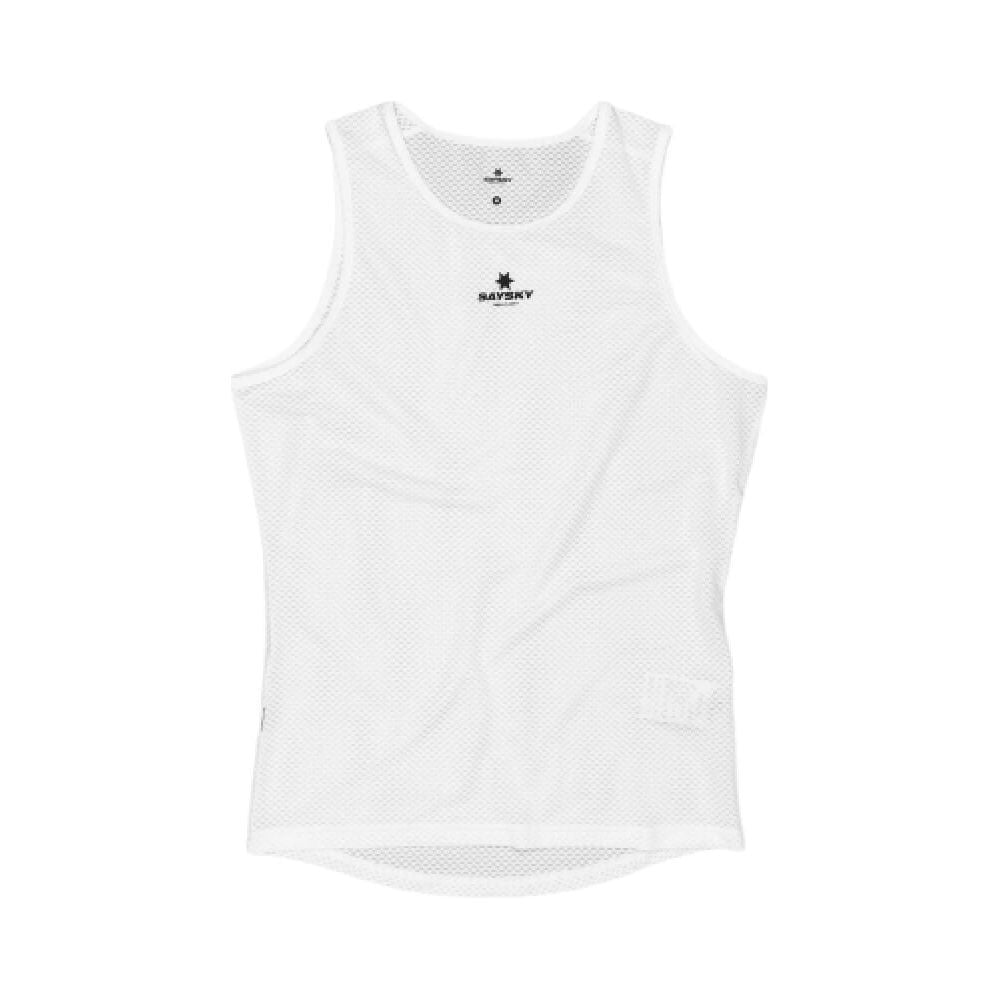 Saysky Mesh Base Layer Singlet til mænd i hvid har et ærmeløst design, rund halsudskæring og sort SATISFY-print på brystet. Den er lavet af åndbart materiale og giver letvægtskomfort og åndbarhed til intens træning.