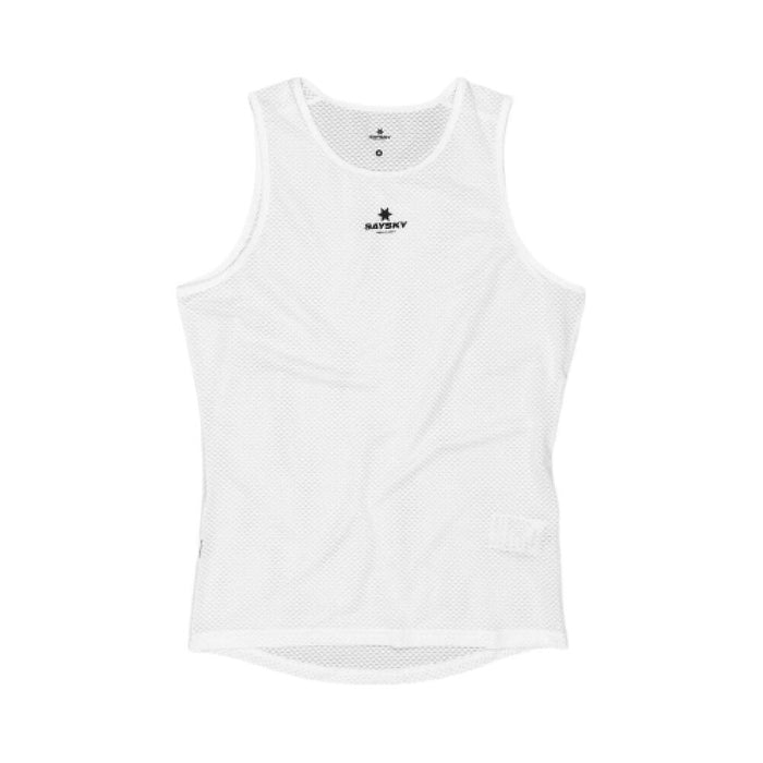 Saysky Mesh Base Layer Singlet til mænd i hvid har et ærmeløst design, rund halsudskæring og sort SATISFY-print på brystet. Den er lavet af åndbart materiale og giver letvægtskomfort og åndbarhed til intens træning.