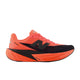 New Balance FuelCell Rebel V5 dame løbesko i Urgent Red/Black/Silver Metallic har en åndbar mesh-overdel, en tyk, kantet sål, sorte detaljer med et stort N-logo og FuelCell-branding for optimal ydeevne.
