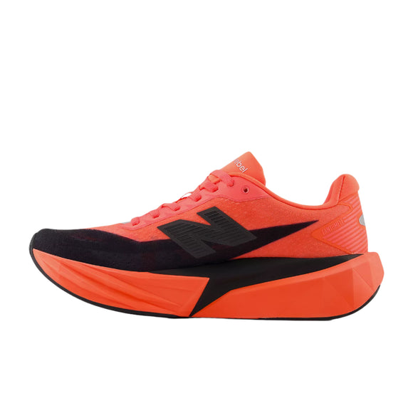 New Balance Fuelcell Rebel V5 dame løbesko i Urgent Red/Black/Silver Metallic har dristige orange toner, sorte detaljer, en stor kantet sål, snørebånd, et sort logo og et lavt design, der giver en stilfuld præstation.