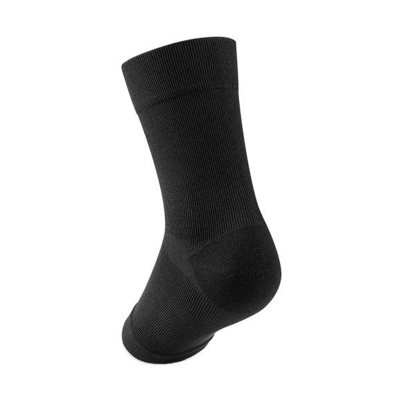 CEP Mid Support Ankle Sleeve 2.0 i sort/grå er vist oprejst mod en hvid baggrund, der fremhæver hælen, ankelområdet og den ribbede manchet for ekstra ankelstøtte og kompression. Unisex-design.
