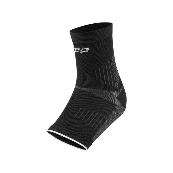 CEP Mid Support Plantar Sleeves 2.0, Unisex, i sort med hvide detaljer og et diskret geometrisk mønster, giver avanceret kompression - ideel til lindring af plantar fasciitis. Vist på en almindelig hvid baggrund.